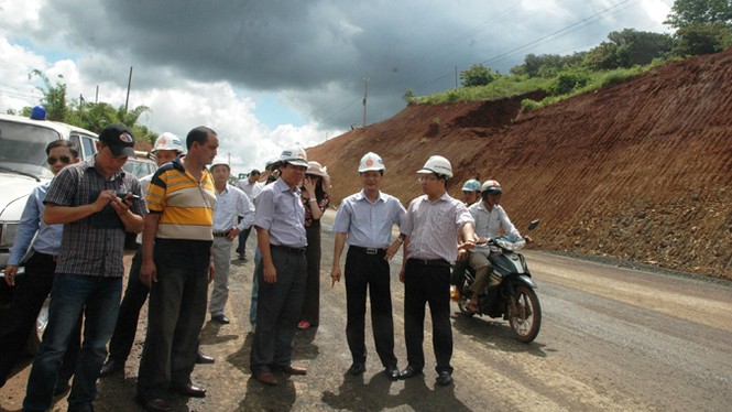 Nhà thầu yếu cuống cuồng lo mất việc - ảnh 1